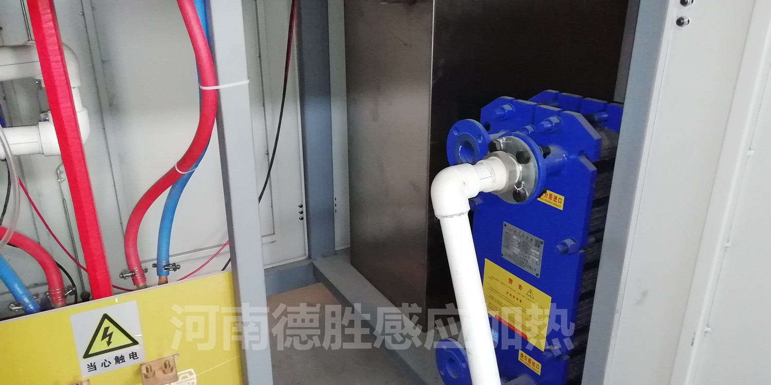 中頻爐內(nèi)置板式散熱裝置